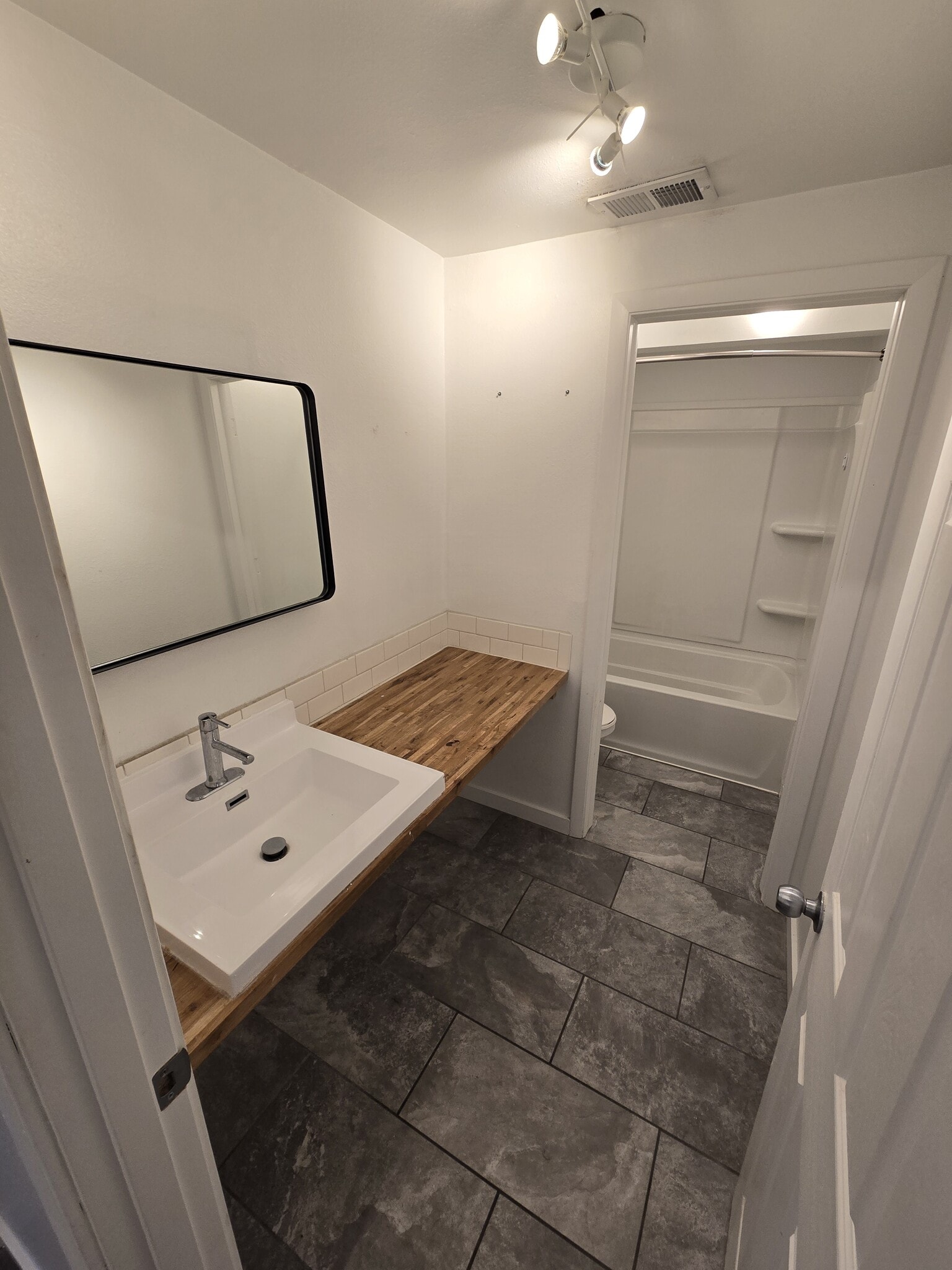 Building Photo - 2370 Manitowoc Rd