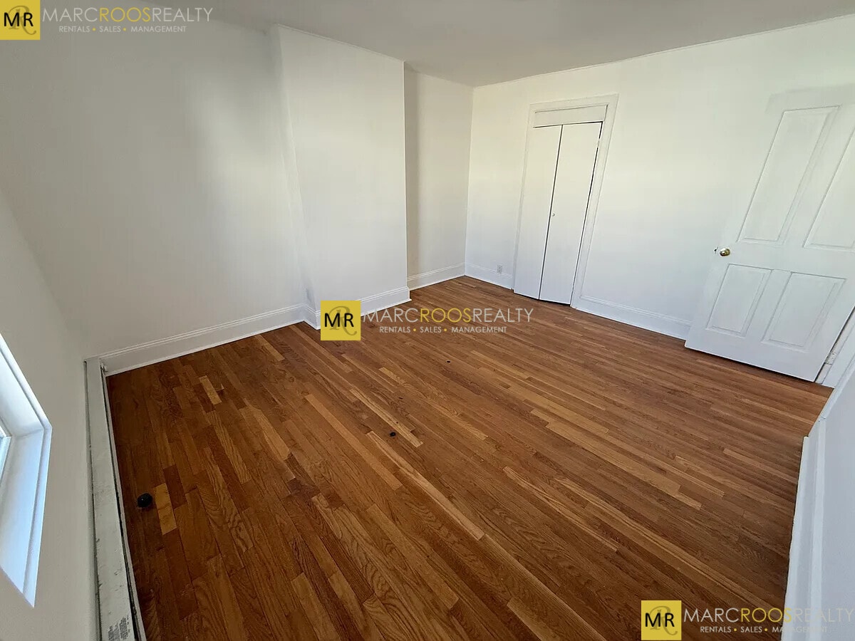 Building Photo - 682 Parker St