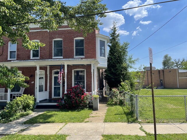 Building Photo - 216 Washington St