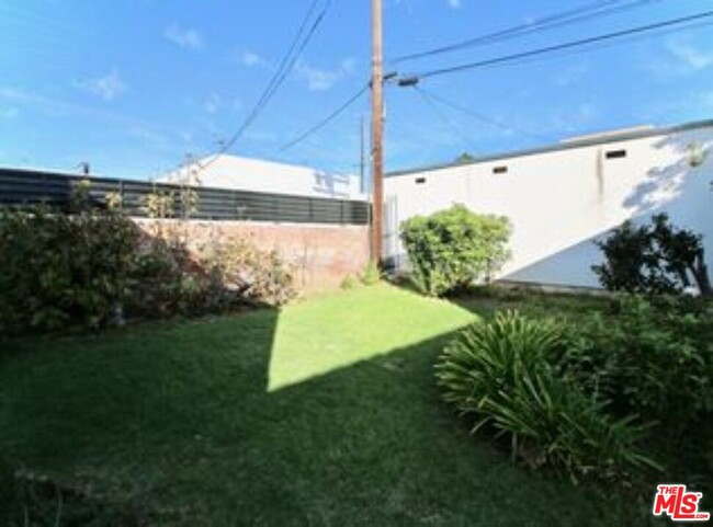 Building Photo - 1034 N Kenmore Ave
