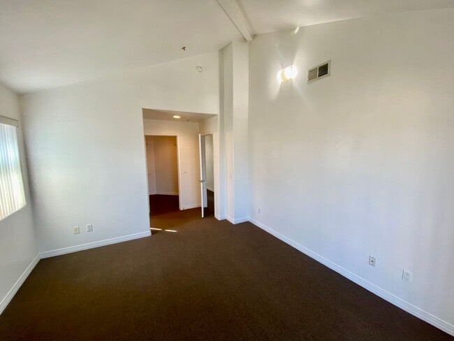 Building Photo - Spacious 4 Bed, 3 Bath Townhouse in Torrance $3,850