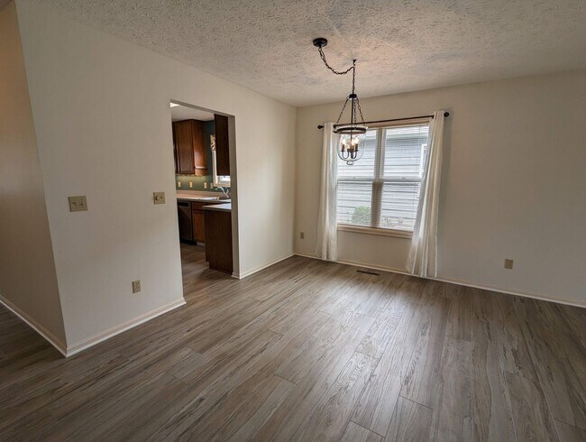Building Photo - Spacious 3-Bedroom Ranch with Private Mast...