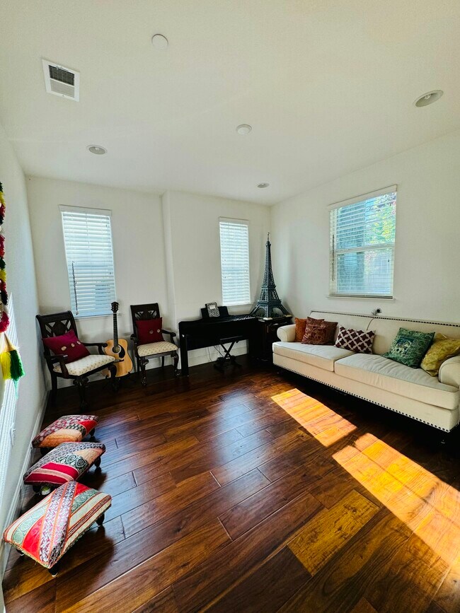 Building Photo - 3166 Vittoria Loop
