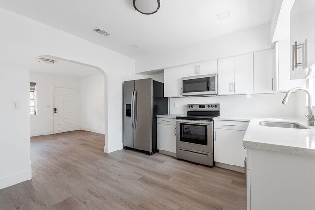 Building Photo - 323 NW 21st Ave