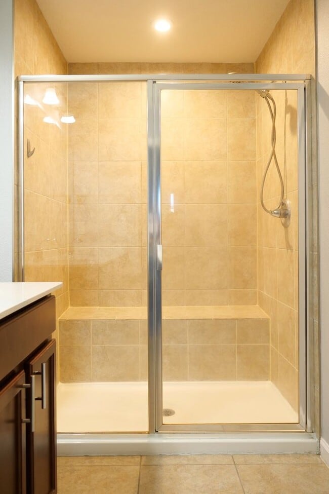Building Photo - Modern 3-Bedroom Townhome in Gated Communi...