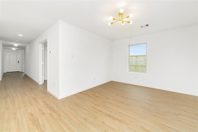 Building Photo - 1626 Red Oak Dr