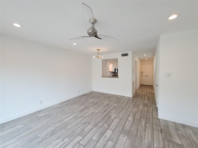 Building Photo - 6350 Chevy Chase Dr