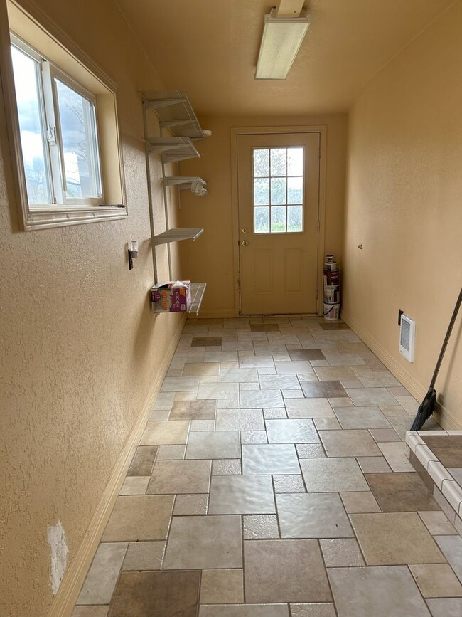 Building Photo - 2 bed 1 bath in Hamilton