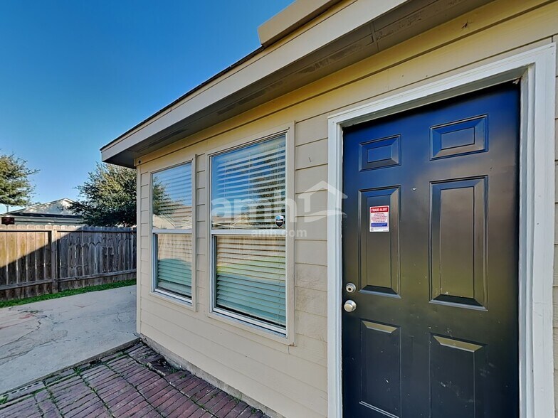 Building Photo - 8915 Chisholm Wood Ln