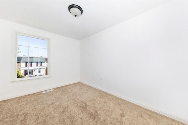 Building Photo - Churchill Town Rental
