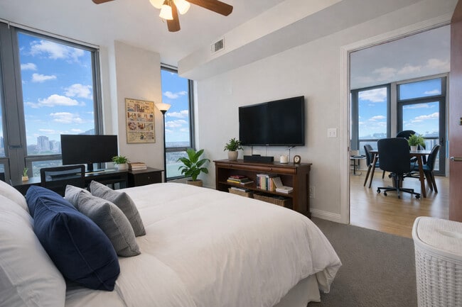 Building Photo - 565 W Quincy St