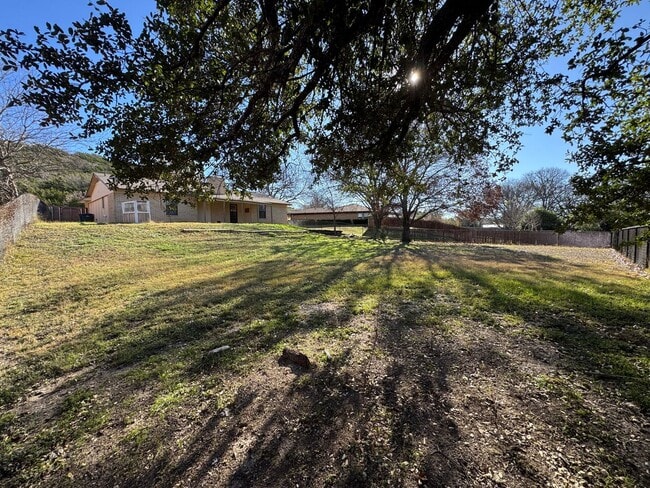 Building Photo - 2212 Phyllis Dr