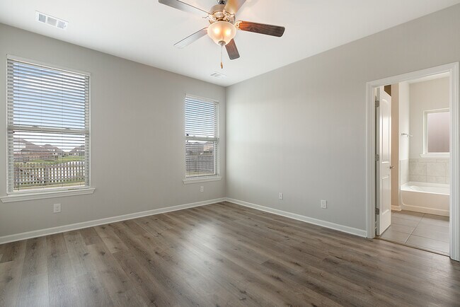 Building Photo - 700 Lakeshore Village Dr