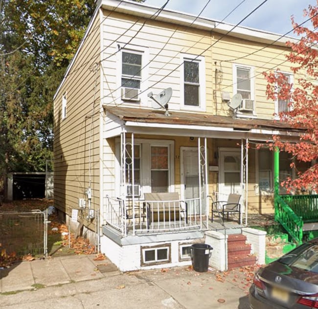 Primary Photo - 52 Ward Ave