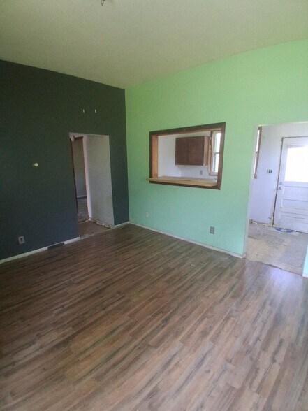 Building Photo - 615 N Almond St