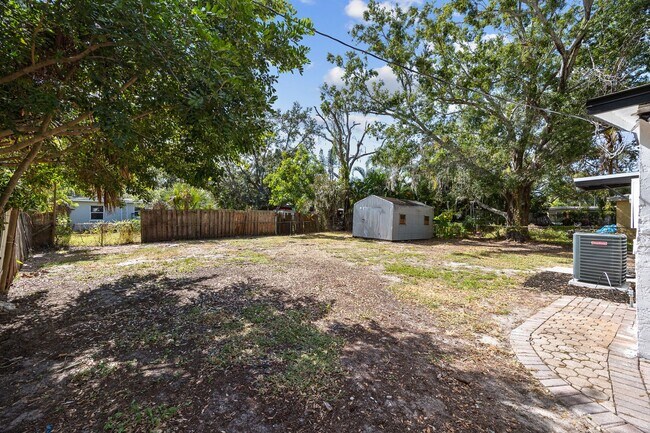 Building Photo - Modern Touches, Classic Charm—Your Bradenton Home Awaits