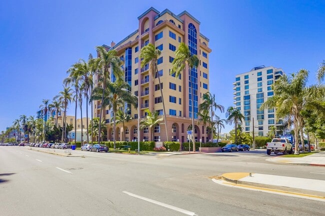Building Photo - Amazing views from this gorgeous Bankers H...