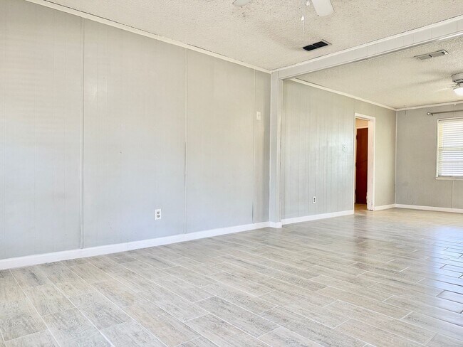 Building Photo - Rental