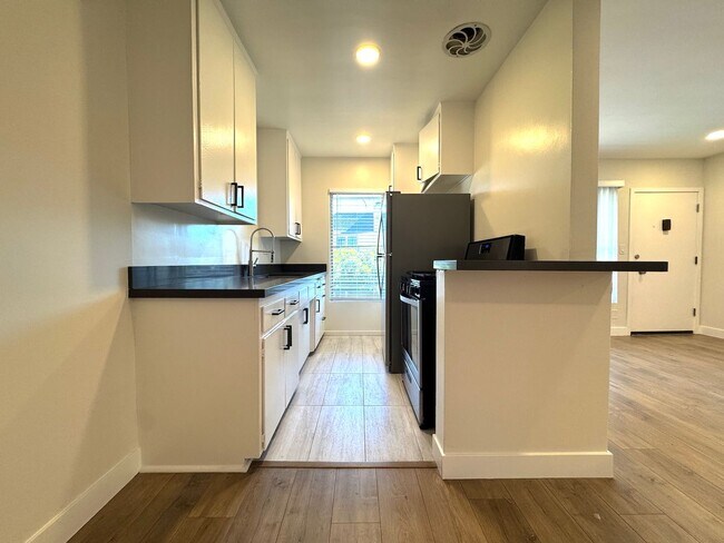 Building Photo - Spacious 1 Bedroom in West Hollywood!