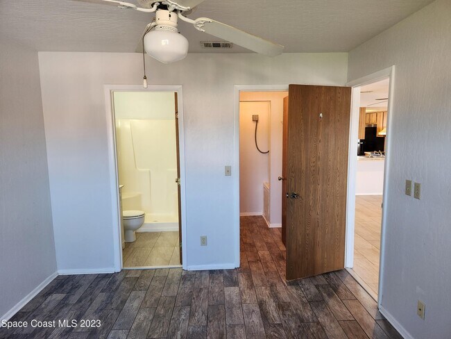Building Photo - 1702 University Ln
