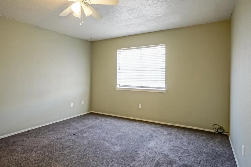 Master bedroom - 6909 Cleghorn Rd NW
