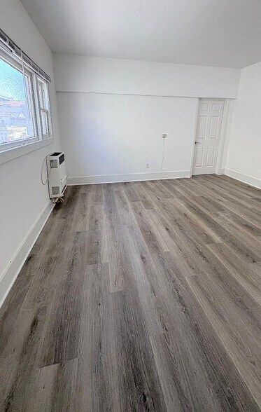 Building Photo - 433 W 4TH St