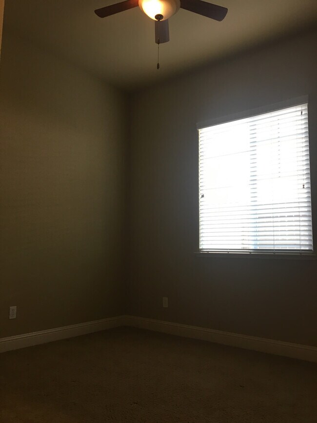 Building Photo - Gorgeous Folsom Home close to shopping,schools, and more!