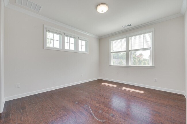 Building Photo - Gorgeous 4 bed 3.5 bath French country hom...