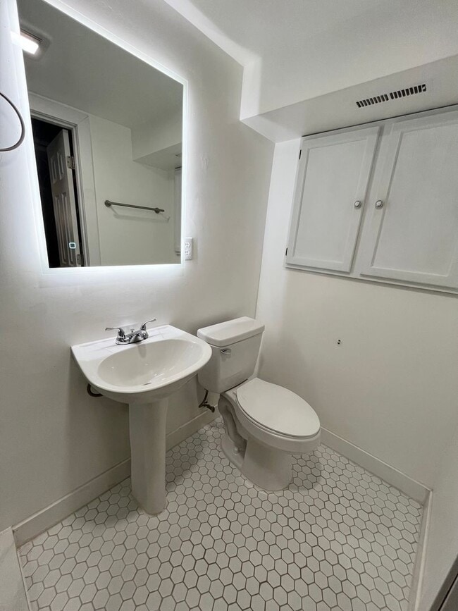 Building Photo - Spacious 2 Bed/2 Bath with Fenced in Yard!