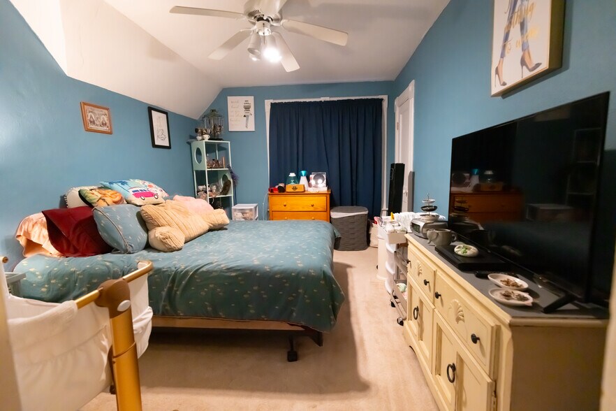 Bedroom 1 - 323 N Bennett St