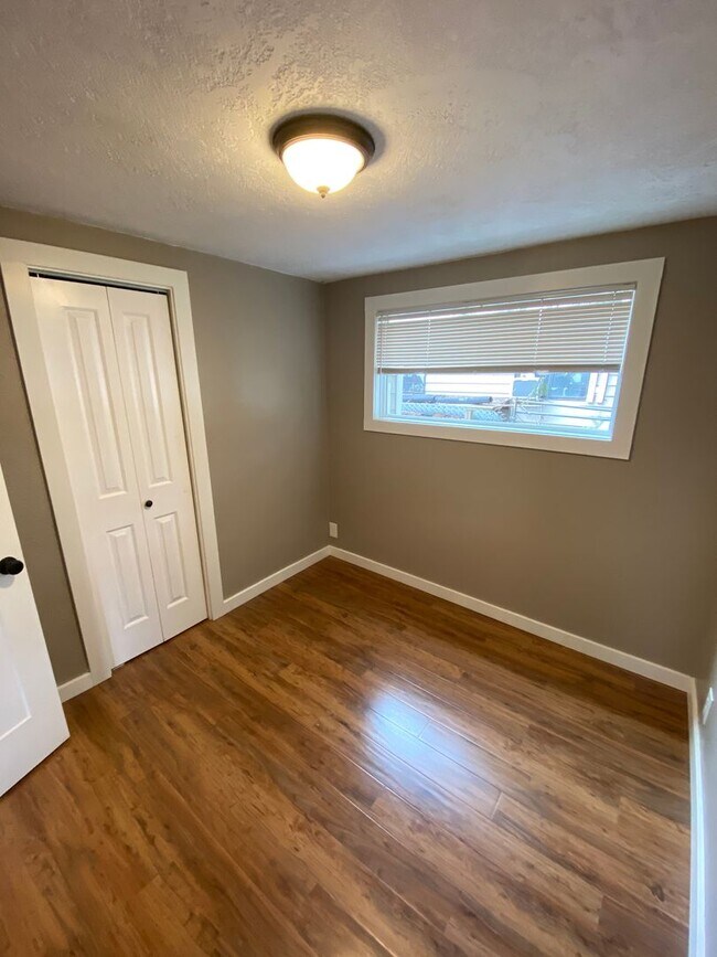 Building Photo - 20th St SE Duplex