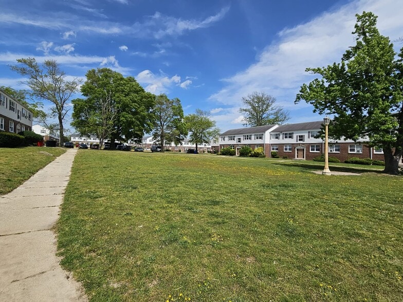 Building Photo - 1001 S Main St