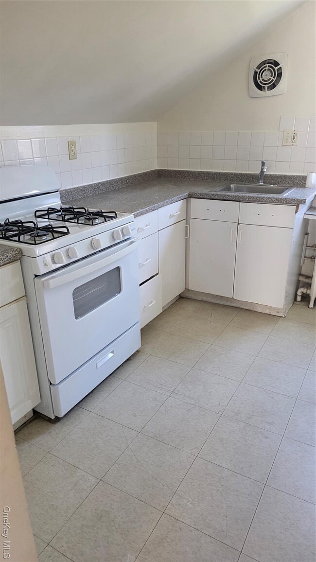 Building Photo - 76 Church St