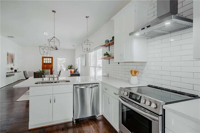 Building Photo - 1070 White Oak Ave SW
