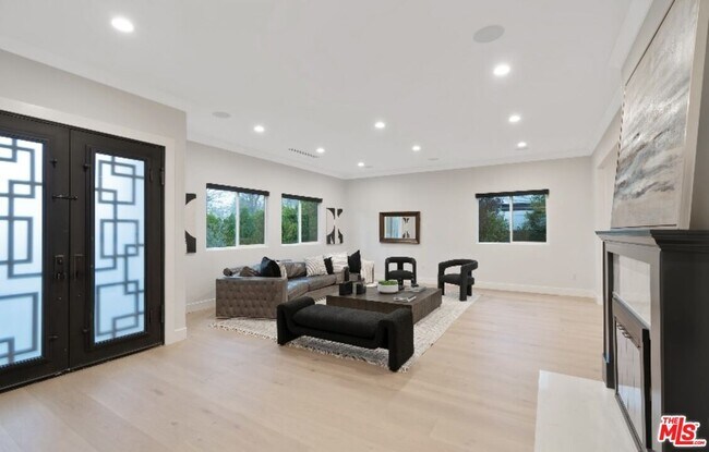 Building Photo - 19148 W Oxnard St