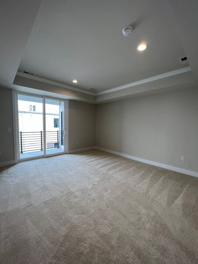 Building Photo - Gorgeous 3BD/2.5BA Waterfront Townhome!