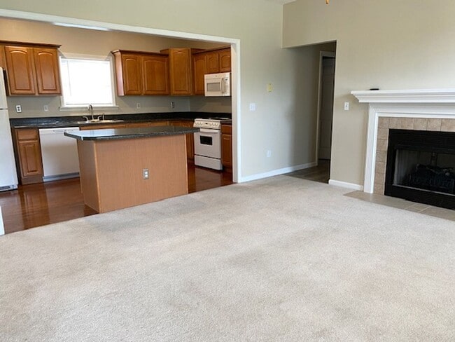 Building Photo - Three Bedroom Executive Home with 2.5 Bath...