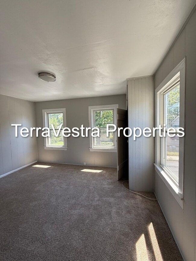 Building Photo - Lovely 3 Bedroom Home! Eligible for $500 S...