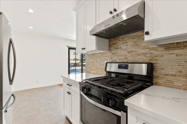 Building Photo - 652 Hayworth Ave