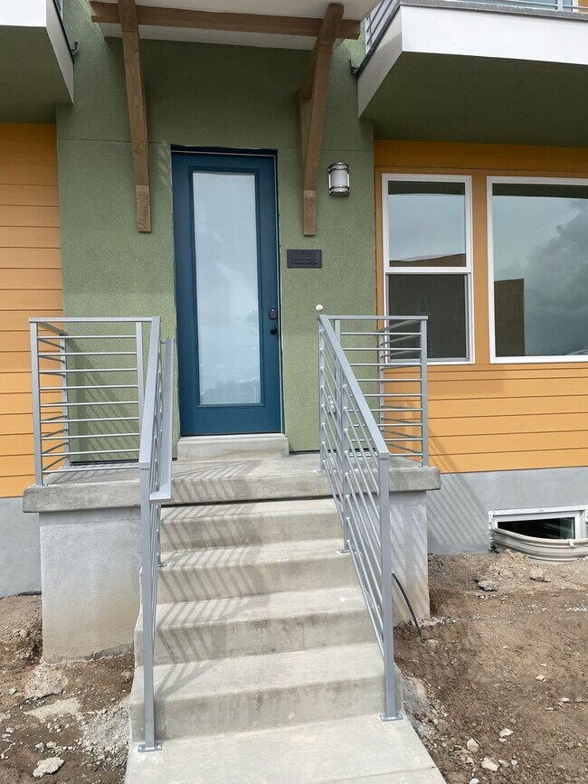 Building Photo - 4 Bed/3.5 Bath, 2-Car Garage
