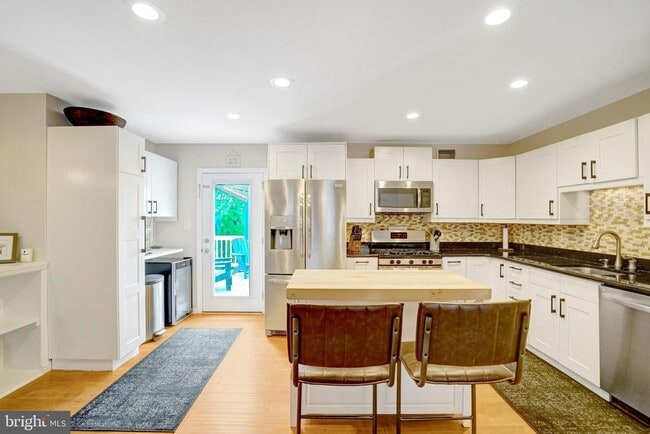 Building Photo - 6510 Carriage Dr