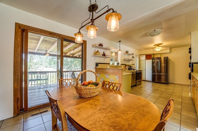 Building Photo - 4 bed, 2 bath Ranch Home near City Park W/ Finished Bsmt & Fenced Yard!