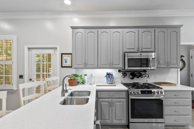 Building Photo - Beautiful 5 Bed 3.5 Bath Home! Available N...