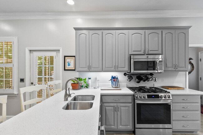 Building Photo - Beautiful 5 Bed 3.5 Bath Home! Available Summer 2026! Book Your Tour Today!