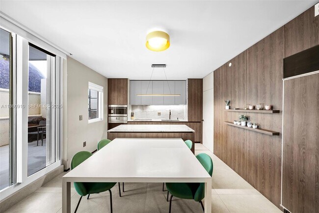 Building Photo - 785 Crandon Blvd