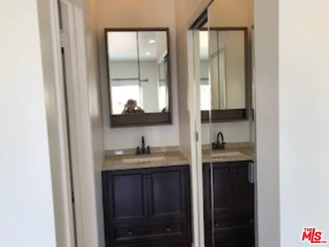 Building Photo - 622 S Barrington Ave