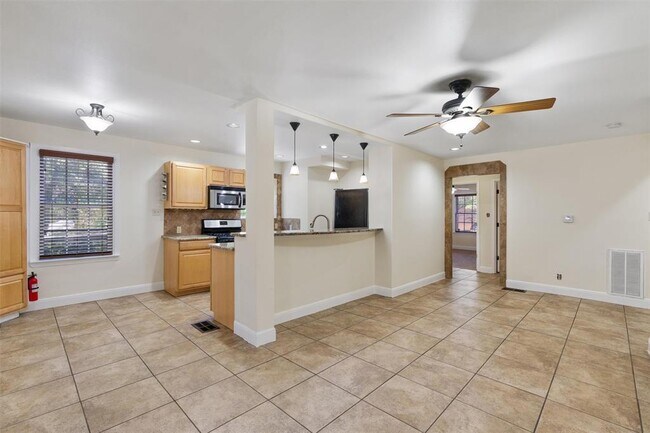 Building Photo - 914 E 32nd St