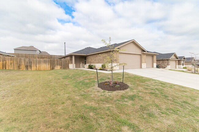 Building Photo - "Charming 3-Bedroom Retreat with 2 Baths and 1,760 Sq Ft of Comfort in Copperas Cove!"