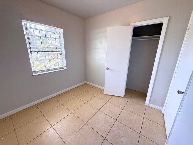 Building Photo - 1045 Curtiss Dr