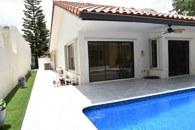 Building Photo - 6735 Lago Vista Terrace